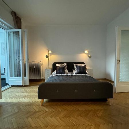 Airy & Beautiful Downtown Apartment Bukarest Exteriör bild