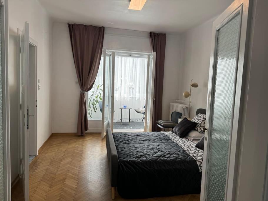 Airy & Beautiful Downtown Apartment Bukarest Exteriör bild